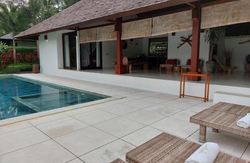 Batu Layar Villa | Relax at Villa Sari and Rubi with Ocean Views & Pool