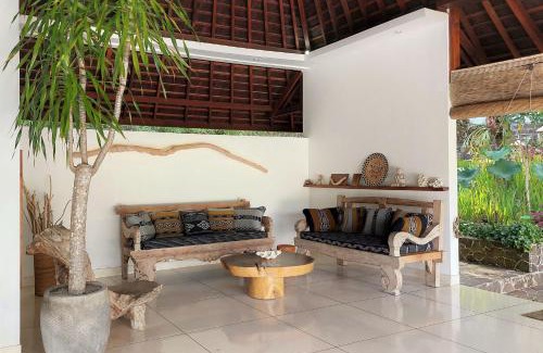 Batu Layar Villa | Relax at Villa Sari and Rubi with Ocean Views & Pool