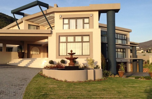 Trawal Villa | Villa Savrez Central: Poolside Retreat Near Blouberg Beaches