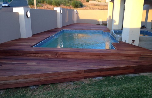 Trawal Villa | Villa Savrez Central: Poolside Retreat Near Blouberg Beaches