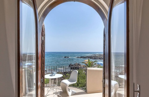 Giardini Naxos Villa | Villa Schisò, exclusive location for 12 people, in front of the sea with pool.