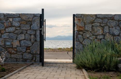 Sarakiniko House | Villa SeaElia: Oceanfront Retreat for Family Getaways