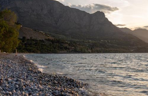 Sarakiniko House | Villa SeaElia: Oceanfront Retreat for Family Getaways