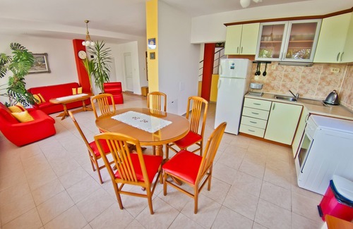 Primorski Villa | Villa Sequoia: Eco Park Retreat Near Golden Sands Beach