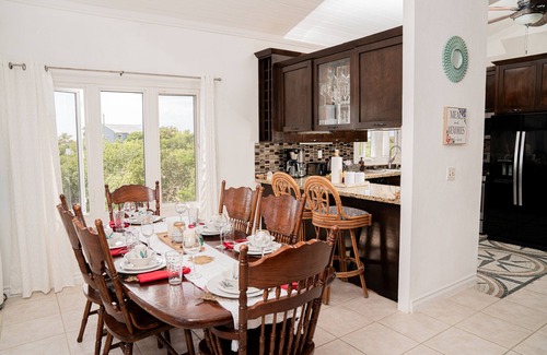 Discovery Bay House | Relaxing Villa Serenity by the Water with Ocean Views