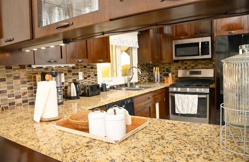 Discovery Bay House | Relaxing Villa Serenity by the Water with Ocean Views