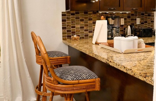 Discovery Bay House | Relaxing Villa Serenity by the Water with Ocean Views