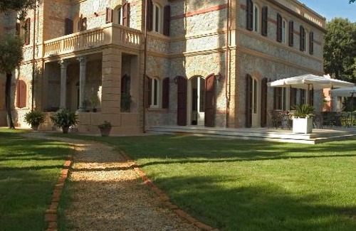 Marina di Pietrasanta Bed & Breakfast | Villa Signori: Pet-Friendly Retreat with 9/10 Guest Rating