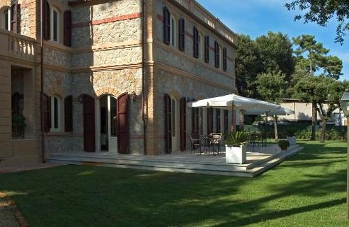 Marina di Pietrasanta Bed & Breakfast | Villa Signori: Pet-Friendly Retreat with 9/10 Guest Rating