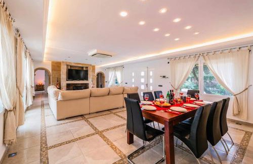 Javea Villa | Villa Silvasol: Family-Friendly Retreat with Pool Access
