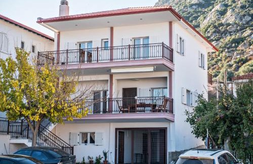 Sithonia House | Family-Friendly Villa Sithonia with Top-Rated Amenities