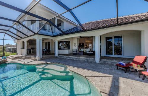 Yacht Club Villa | Experience Comfort at Villa Skye with Pool & Breakfast