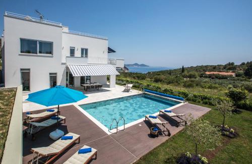Orasac Villa | Experience Luxury at Villa Soderini with Pool & Breakfast