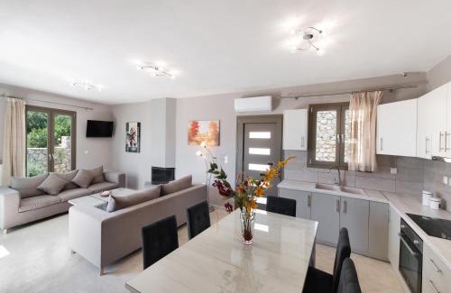 Pondi Villa | Villa Sofia: Family & Pet Friendly Retreat with High Ratings