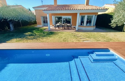 L'Ampolla Villa | Relax at Villa Sol: Family-Friendly with Pool Access