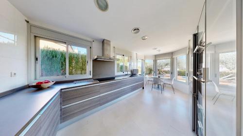 L'Ampolla Villa | Relax at Villa Sol: Family-Friendly with Pool Access