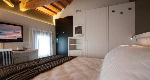 Tezze sul Brenta Hotel | Experience Villa Solaris Hotel & Residence with Oceanfront Views