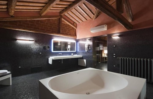 Tezze sul Brenta Hotel | Villa Solaris: 4-Star Retreat with Pool & Spa Amenities