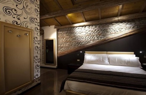 Tezze sul Brenta Hotel | Villa Solaris: 4-Star Retreat with Pool & Spa Amenities