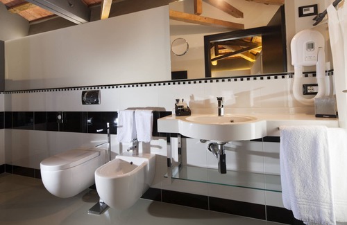 Tezze sul Brenta Hotel | Villa Solaris: 4-Star Retreat with Pool & Spa Amenities