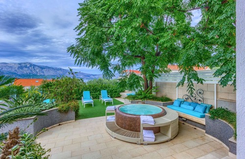 Lumbarda Villa | Villa Southern Beauty: 6-Bedroom Oasis with Pool & Jacuzzi