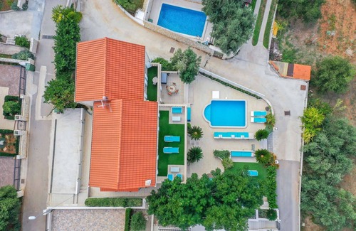 Lumbarda Villa | Villa Southern Beauty: 6-Bedroom Oasis with Pool & Jacuzzi
