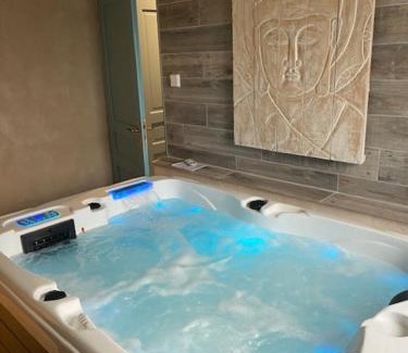 Euzet-les-Bains Villa | Villa SPA Piscine: Relax by the Ocean with Pool & Spa