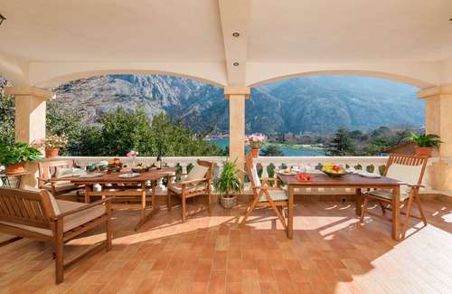 Skaljari Villa | Villa Splendour: City Center Retreat with Pool & Ocean Views