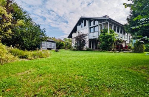 Traunreut Villa | Villa Stein: Family-Friendly Stay with Ocean Views