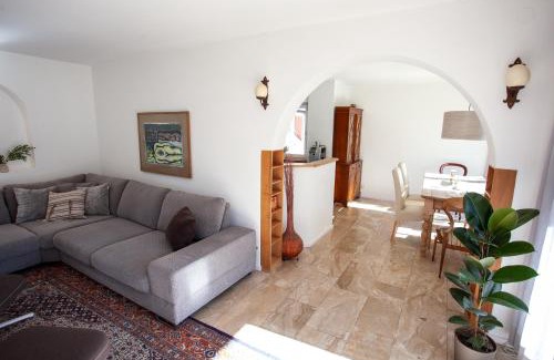 Traunreut Villa | Villa Stein: Family-Friendly Stay with Ocean Views