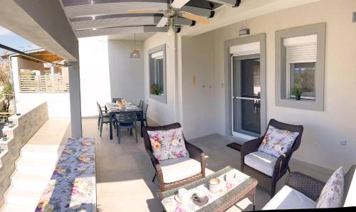 Skala Rachoniou Apartment | Villa Stemily: Family-Friendly Getaway with 9.9/10 Rating