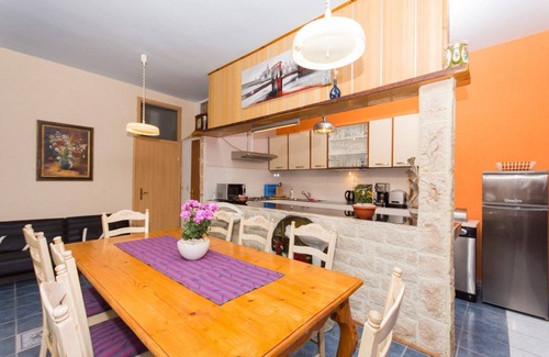 Okrug Gornji Apartment | Villa Stil: Family-Friendly Retreat with Ocean View Pool