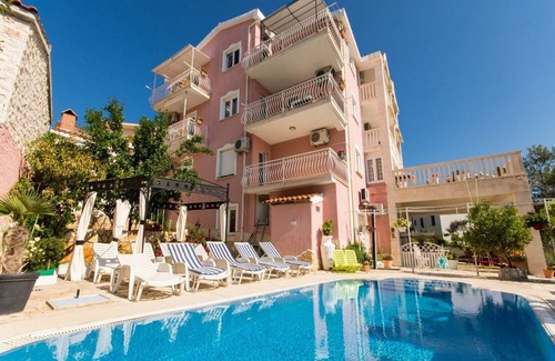 Okrug Gornji Apartment | Villa Stil: Family-Friendly Retreat with Ocean View Pool