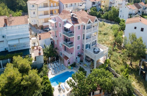 Okrug Gornji Apartment | Villa Stil: Family-Friendly Retreat with Ocean View Pool
