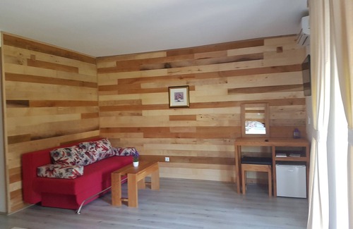 Catrnja House | Villa Stone: Family-Friendly Haven with Pool & Dining