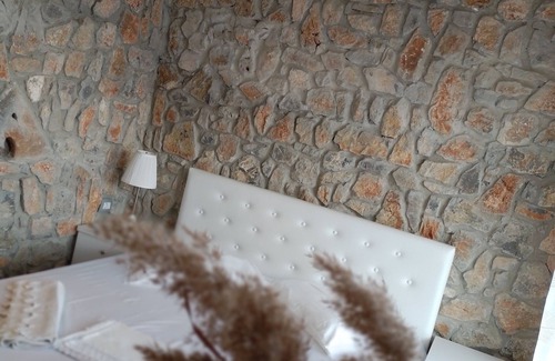 Udenisht Bed & Breakfast | Discover Villa Stone: Family-Friendly with Top Amenities