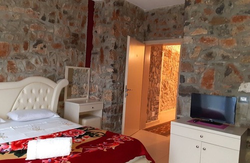 Udenisht Bed & Breakfast | Discover Villa Stone: Family-Friendly with Top Amenities