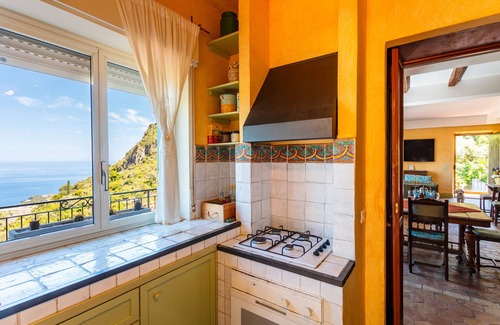 Taormina Villa | Villa 'Storica Taormina' with Sea View, Wi-Fi and Air Conditioning