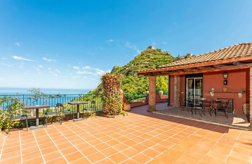 Taormina Villa | Villa 'Storica Taormina' with Sea View, Wi-Fi and Air Conditioning