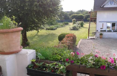 Aubigny-sur-Nere House | Villa Stuart: Family-Friendly Retreat with Pool Access