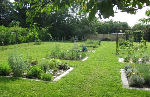Aubigny-sur-Nere House | Villa Stuart: Family-Friendly Retreat with Pool Access