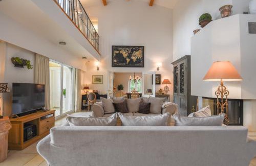 Lorgues Bed & Breakfast | Idyllic Villa SULIS: Oceanfront Stay with 9.8 Guest Rating
