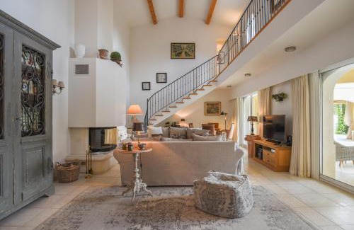 Lorgues Bed & Breakfast | Idyllic Villa SULIS: Oceanfront Stay with 9.8 Guest Rating