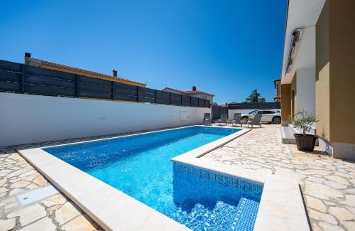 Pula Villa | Elegant Villa Sunce: Oceanfront Bliss with Pool & Top Rating