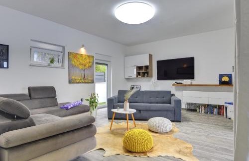 Pula Villa | Elegant Villa Sunce: Oceanfront Bliss with Pool & Top Rating