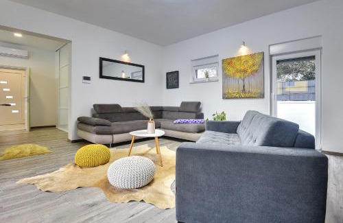 Pula Villa | Elegant Villa Sunce: Oceanfront Bliss with Pool & Top Rating