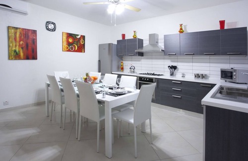 High Ridge Villa | Discover Villa Sunnyside: Pet-Friendly Retreat in St. Julian's