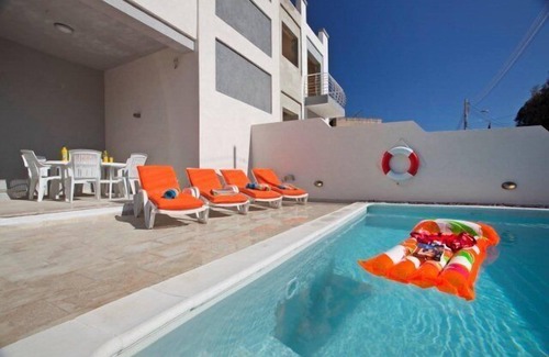 High Ridge Villa | Discover Villa Sunnyside: Pet-Friendly Retreat in St. Julian's