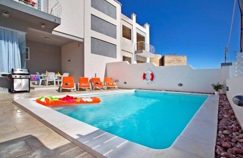 High Ridge Villa | Discover Villa Sunnyside: Pet-Friendly Retreat in St. Julian's