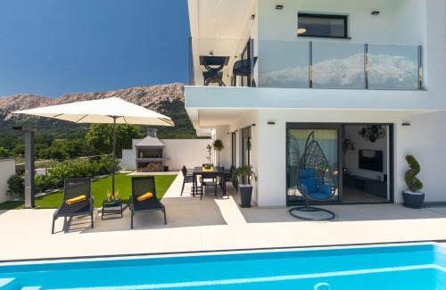 Jurandvor Villa | Oceanfront Villa Supernus II: Guest Rated 10/10, Family-Friendly